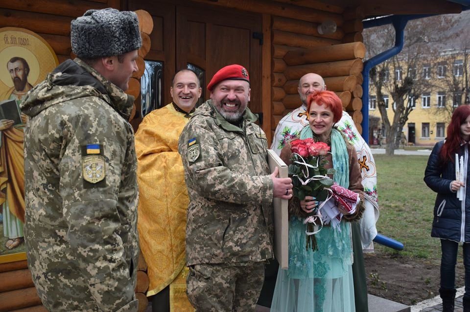 Історія кохання: майбутню наречену військовий шукав на милицях по всьому місту