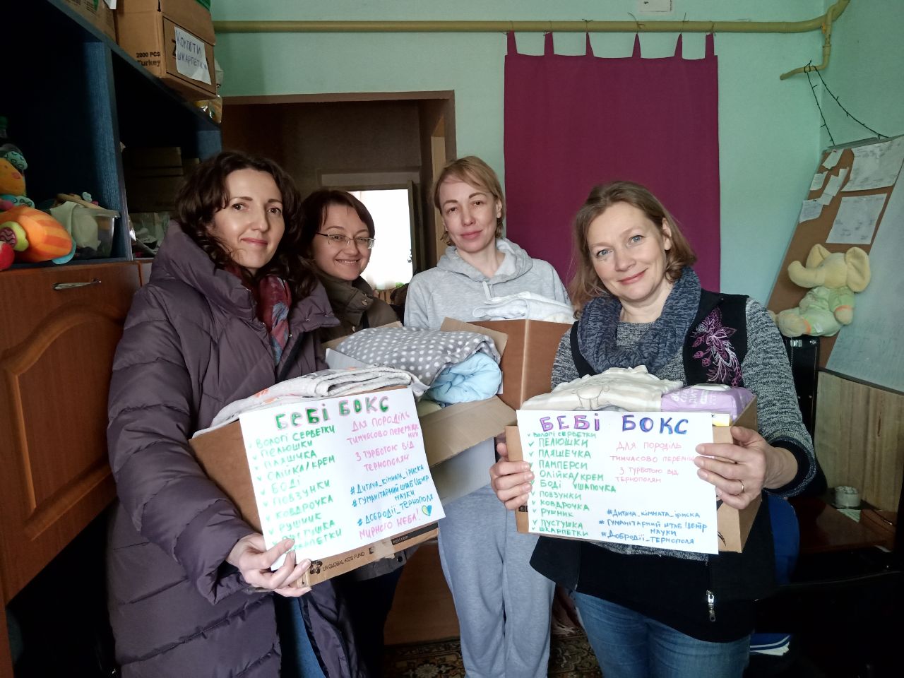 У Тернополі для майбутніх матусь, що втекли від війни, волонтери формують бебі-бокси