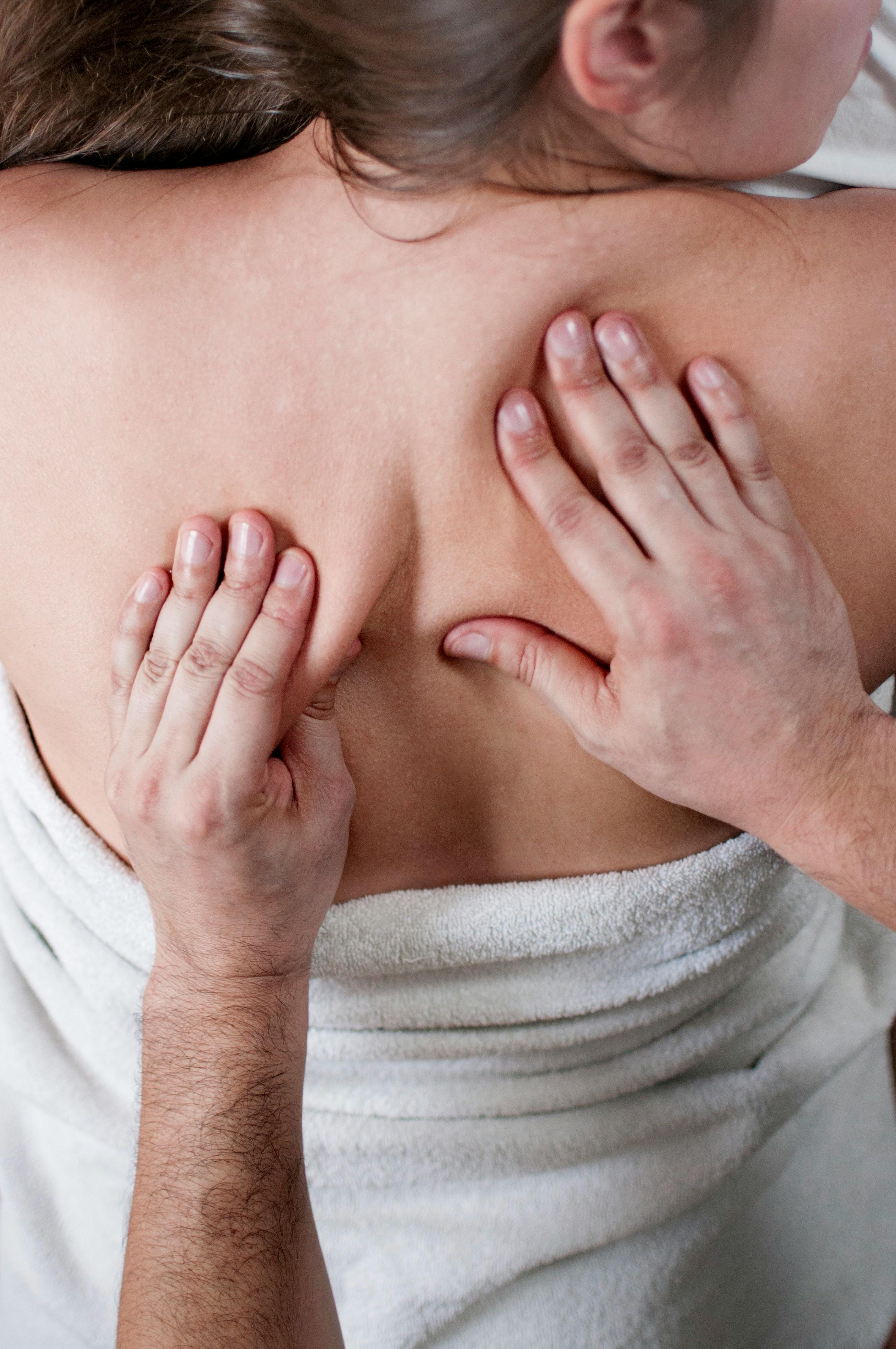 Жінка, яка медитує в позі лотоса