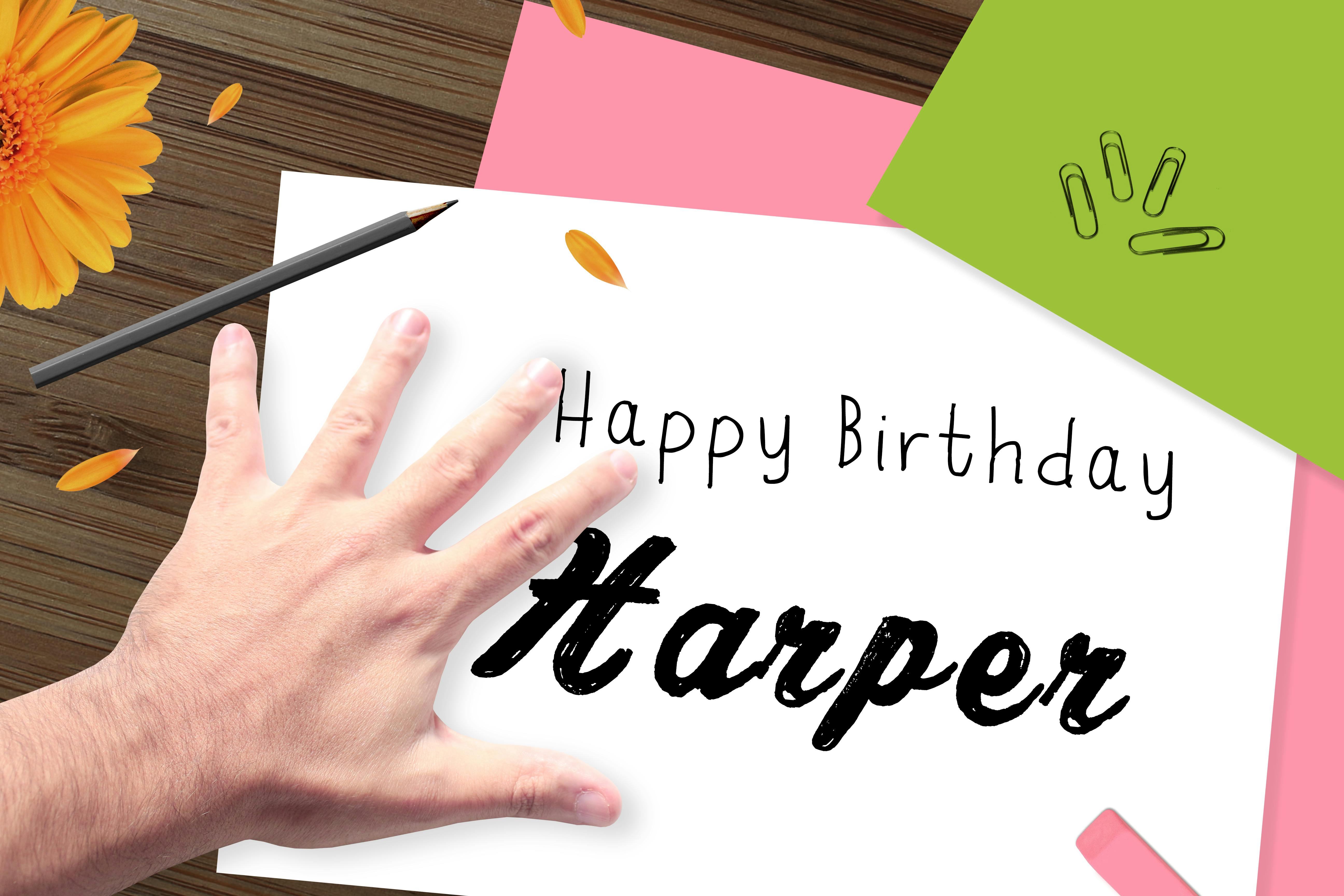 Жінка практикує позитивне мислення біля вікна