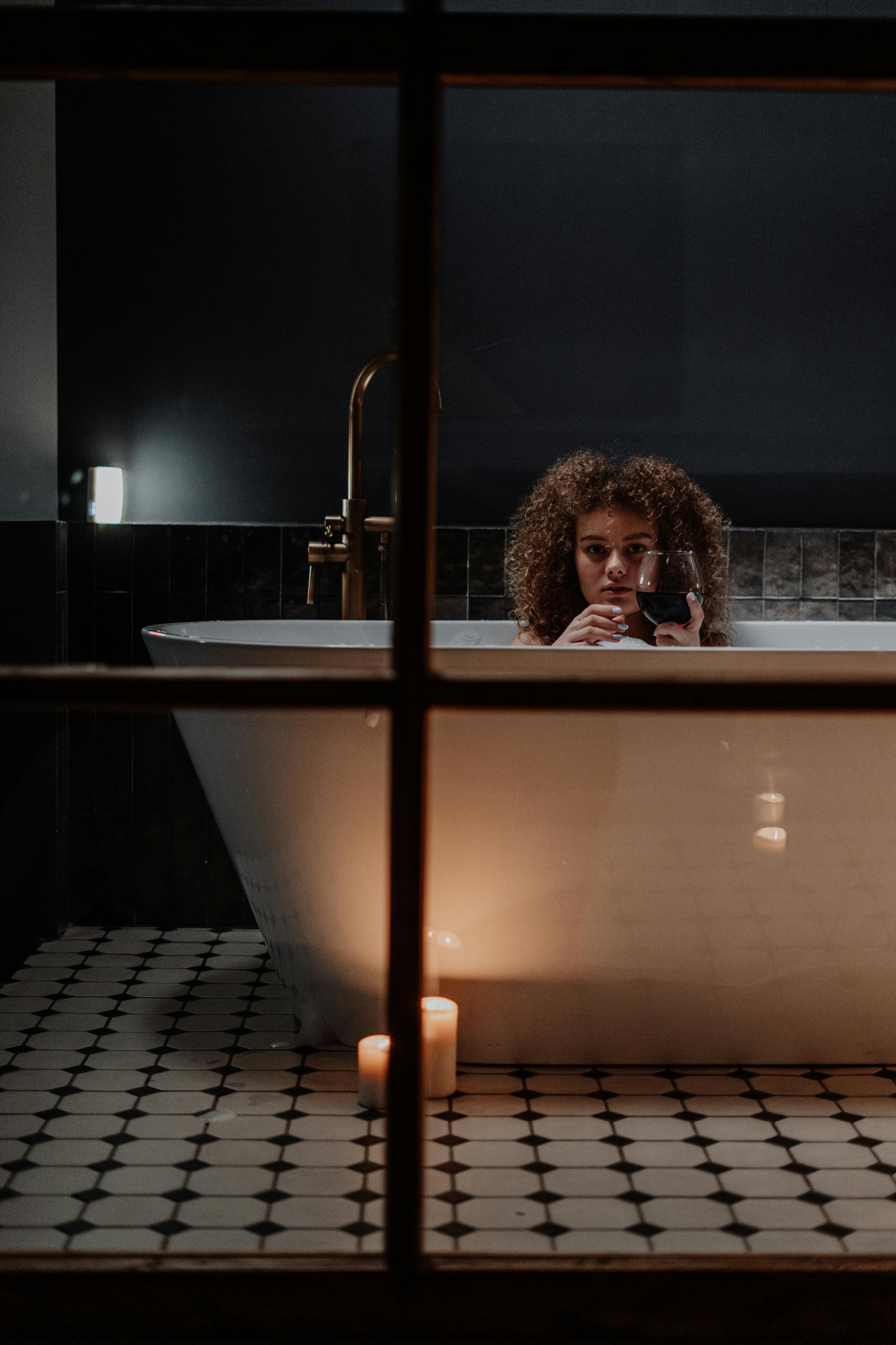 Жінка використовує фен для укладання волосся