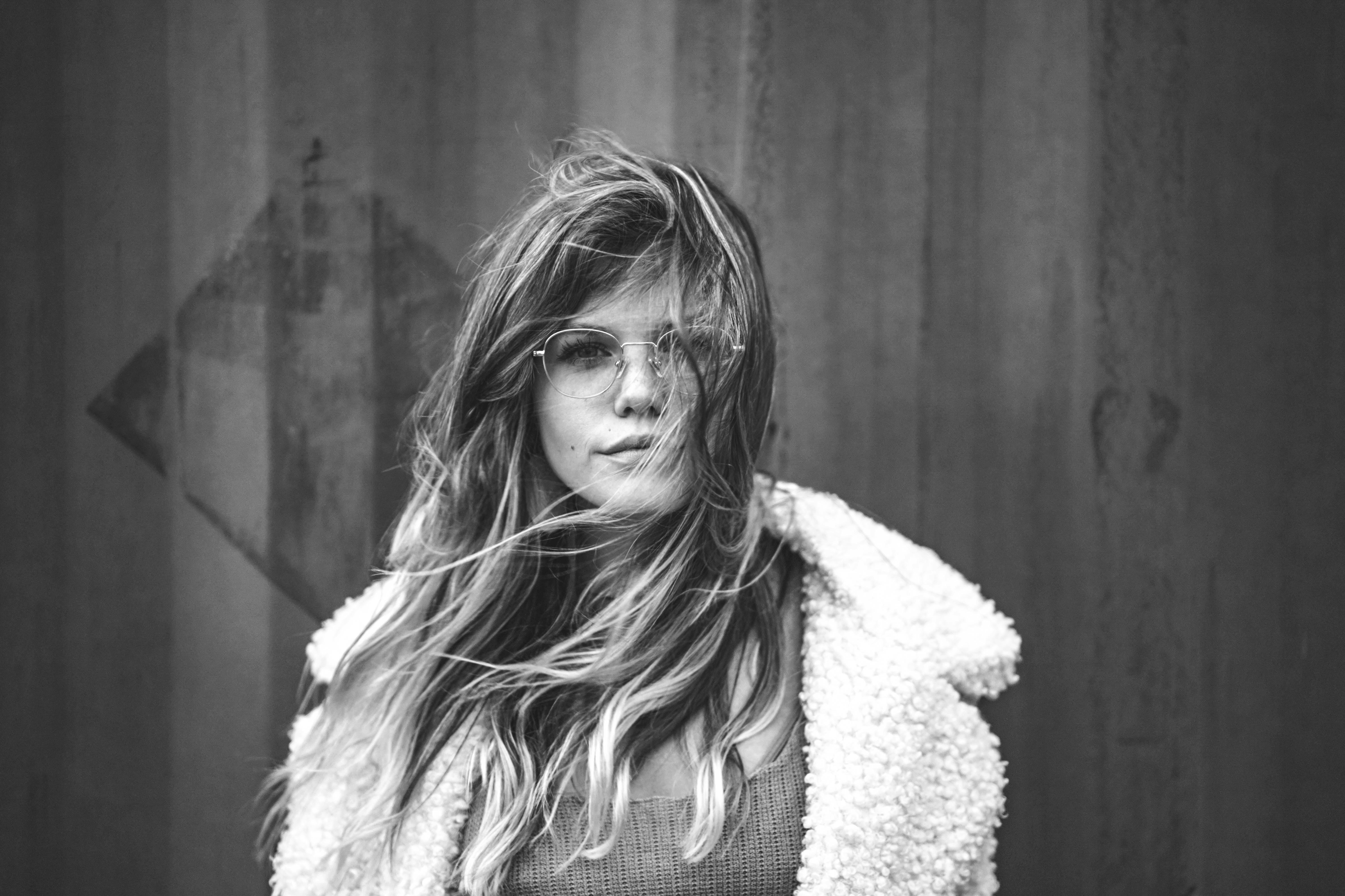 Дівчина посміхається, тримаючи в руках квіти