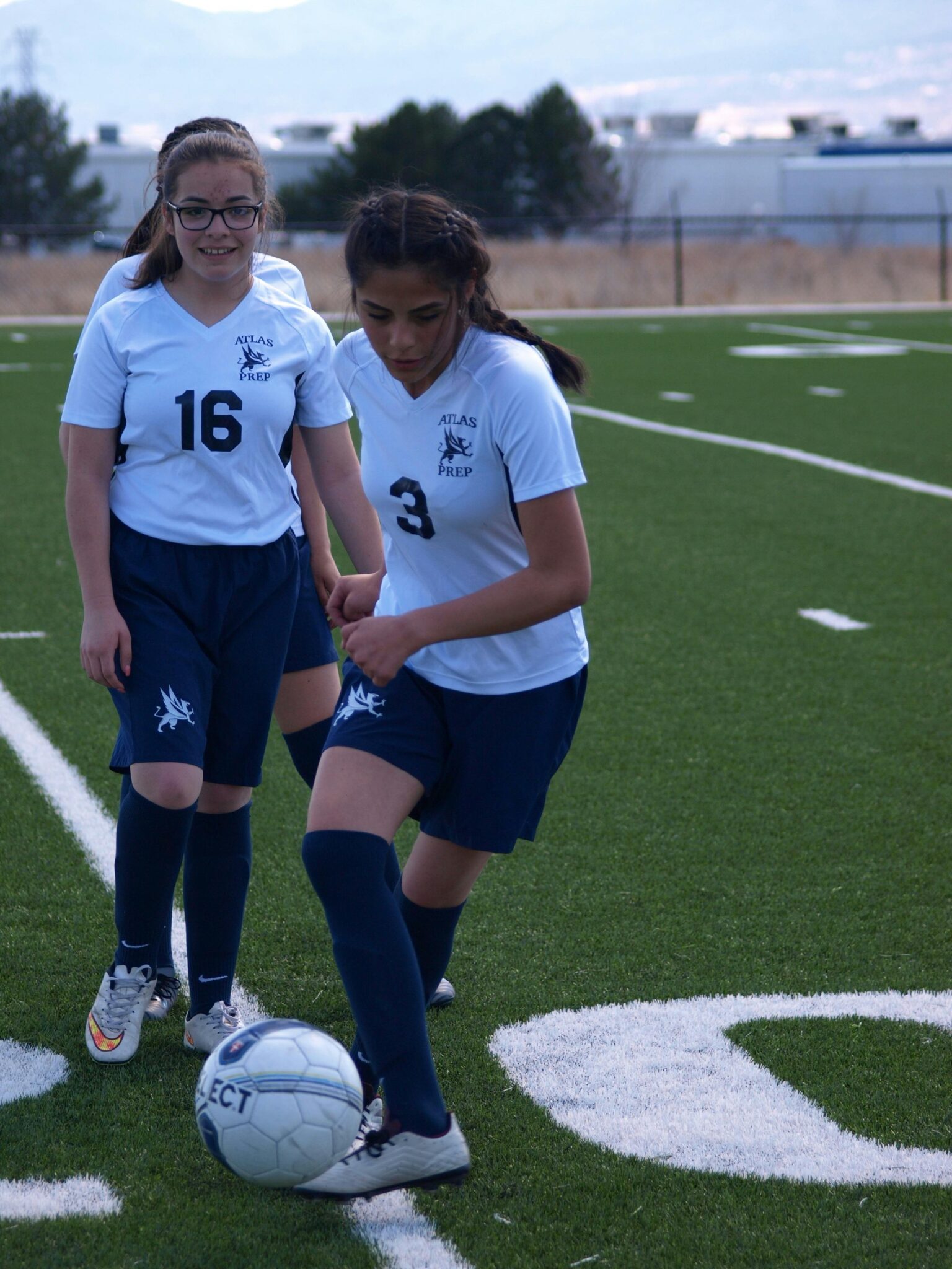 Жінка сидить за столом з чашкою трав'яного чаю