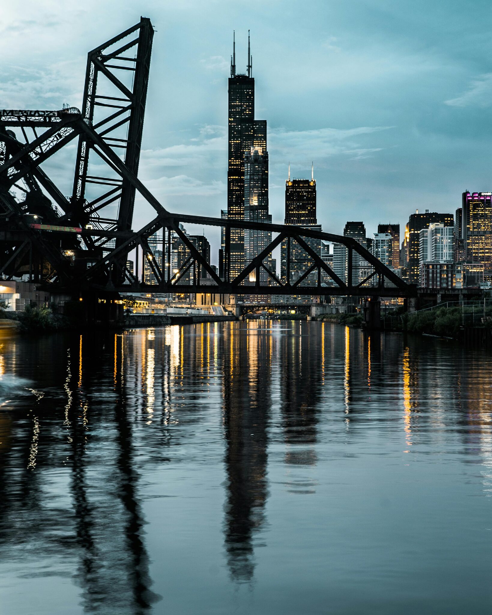 Жінка відчуває стрес і п'є каву