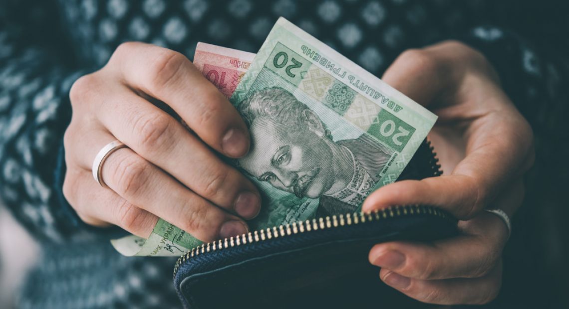 чоловік рахує гроші