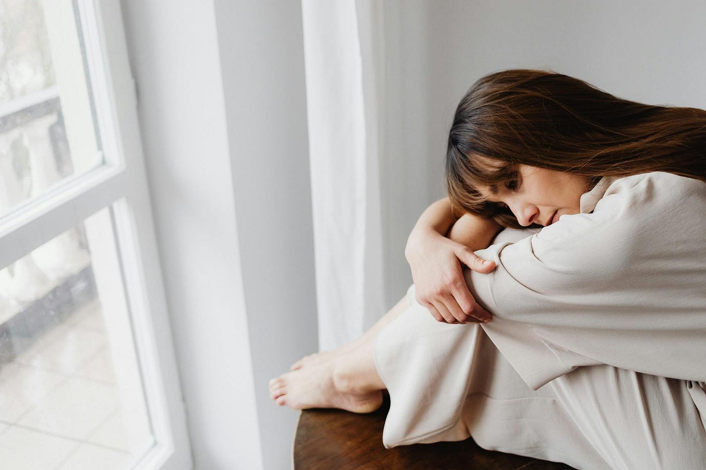 жінка сумує