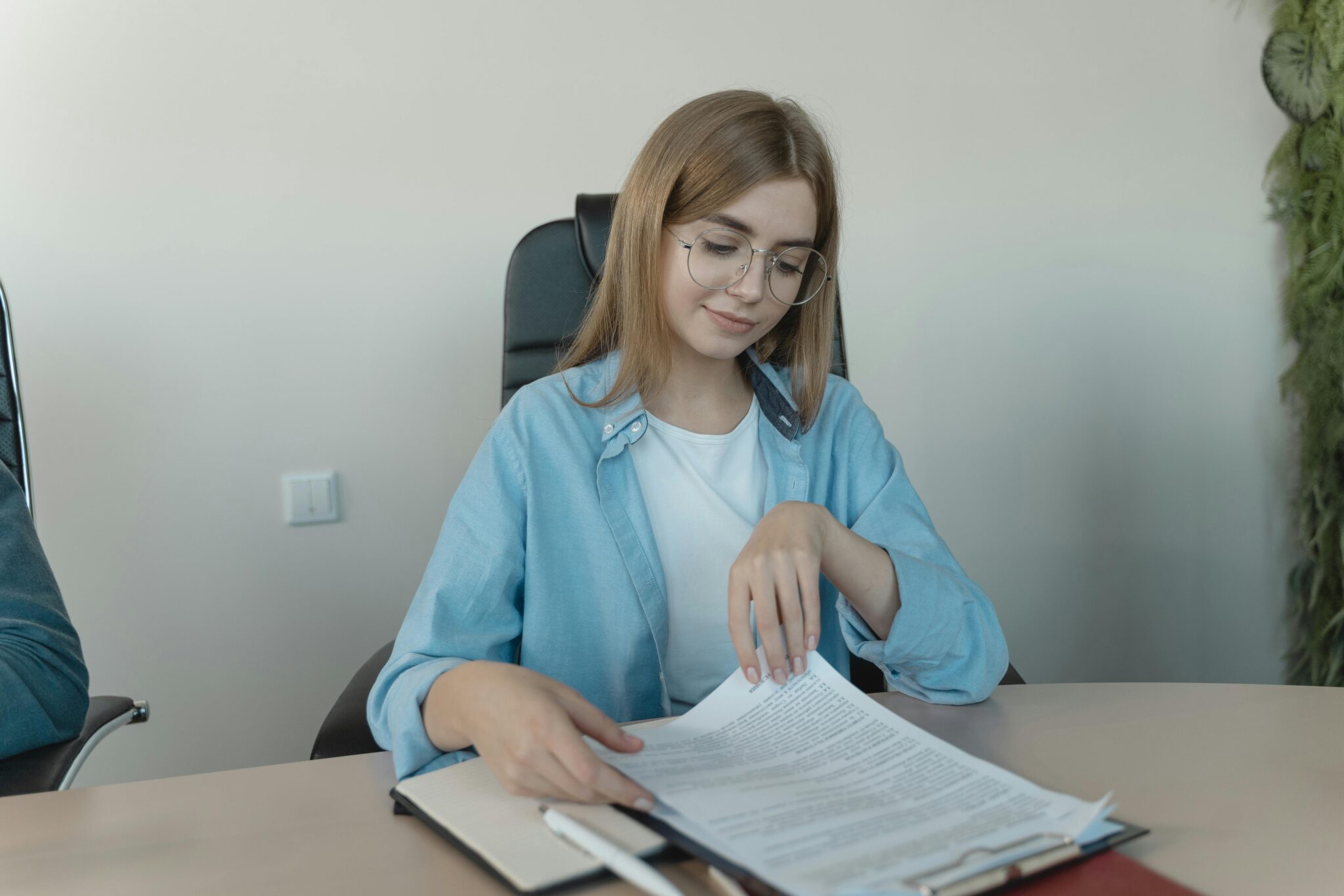 Жінка пише у блокноті, практикуючи техніки саморефлексії та роботи з внутрішніми станами