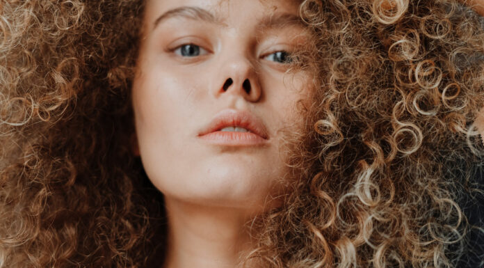 Метод кучерявого волосся (Curly Girl Method): як повернути природні завитки та приборкати пухнастість без праски